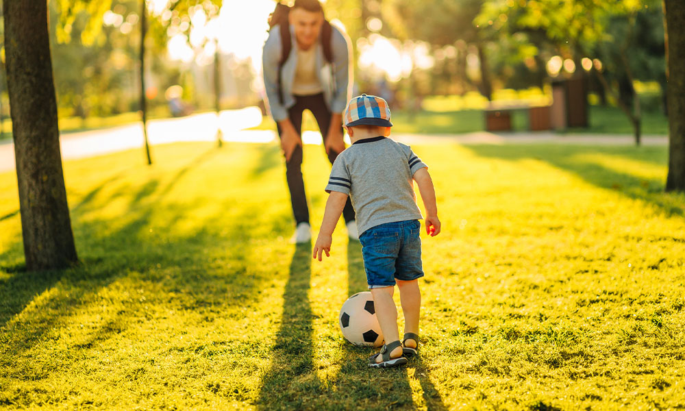 padre e figlio che giocano a calcio