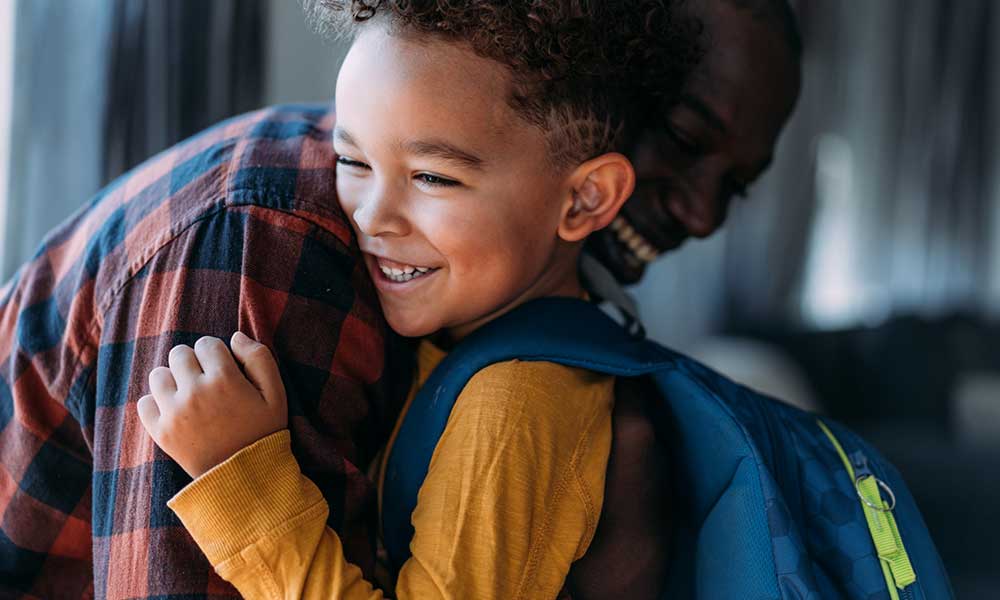 bambino con il padre il primo giorno di scuola