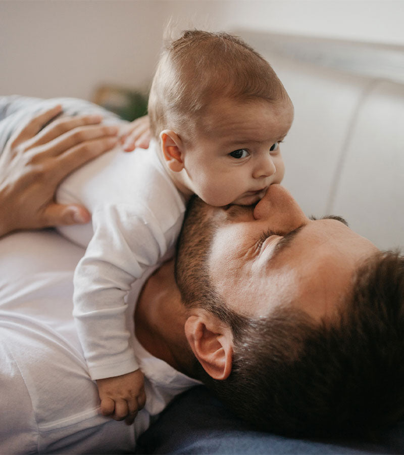 a letto con il suo bambino