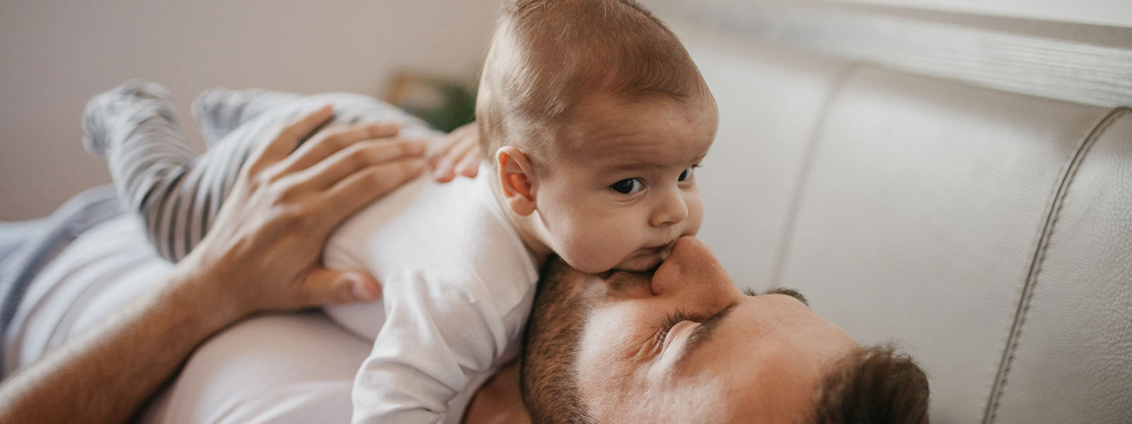 a letto con il suo bambino